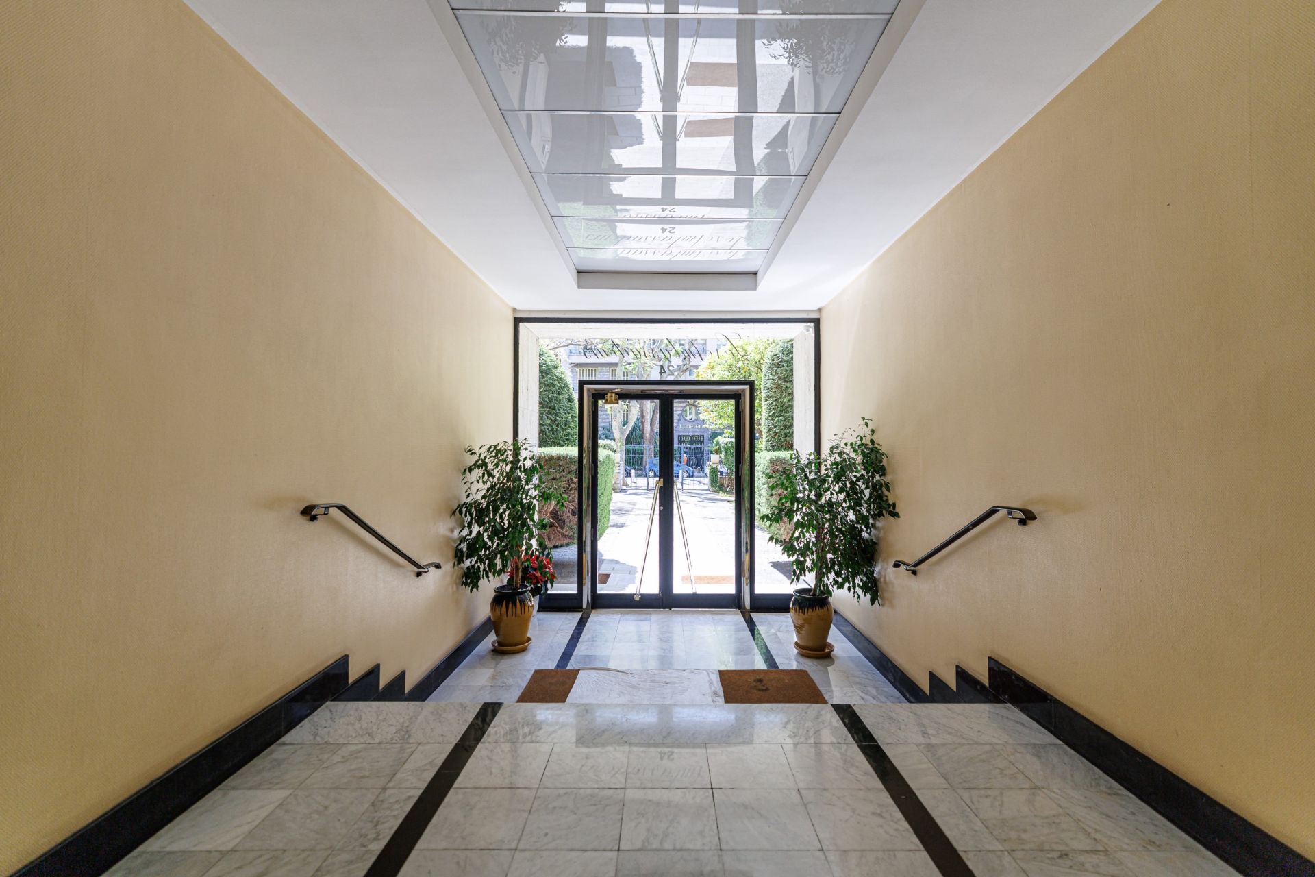 luxury apartment 4 Rooms for sale on NICE (06000)