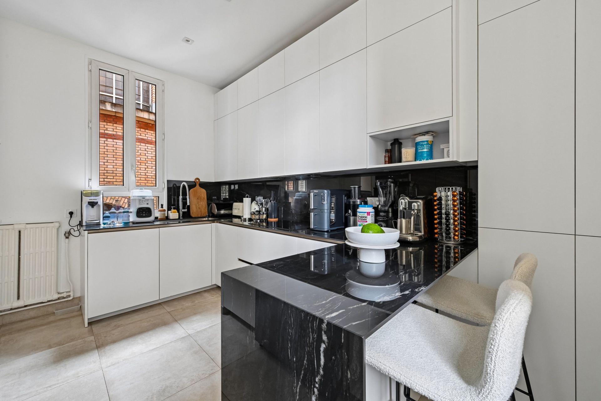 luxury apartment 7 Rooms for sale on PARIS (75116)