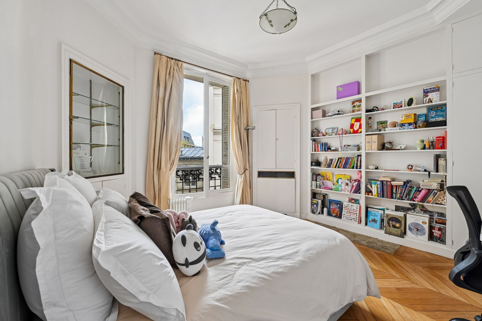 luxury apartment 7 Rooms for sale on PARIS (75116)