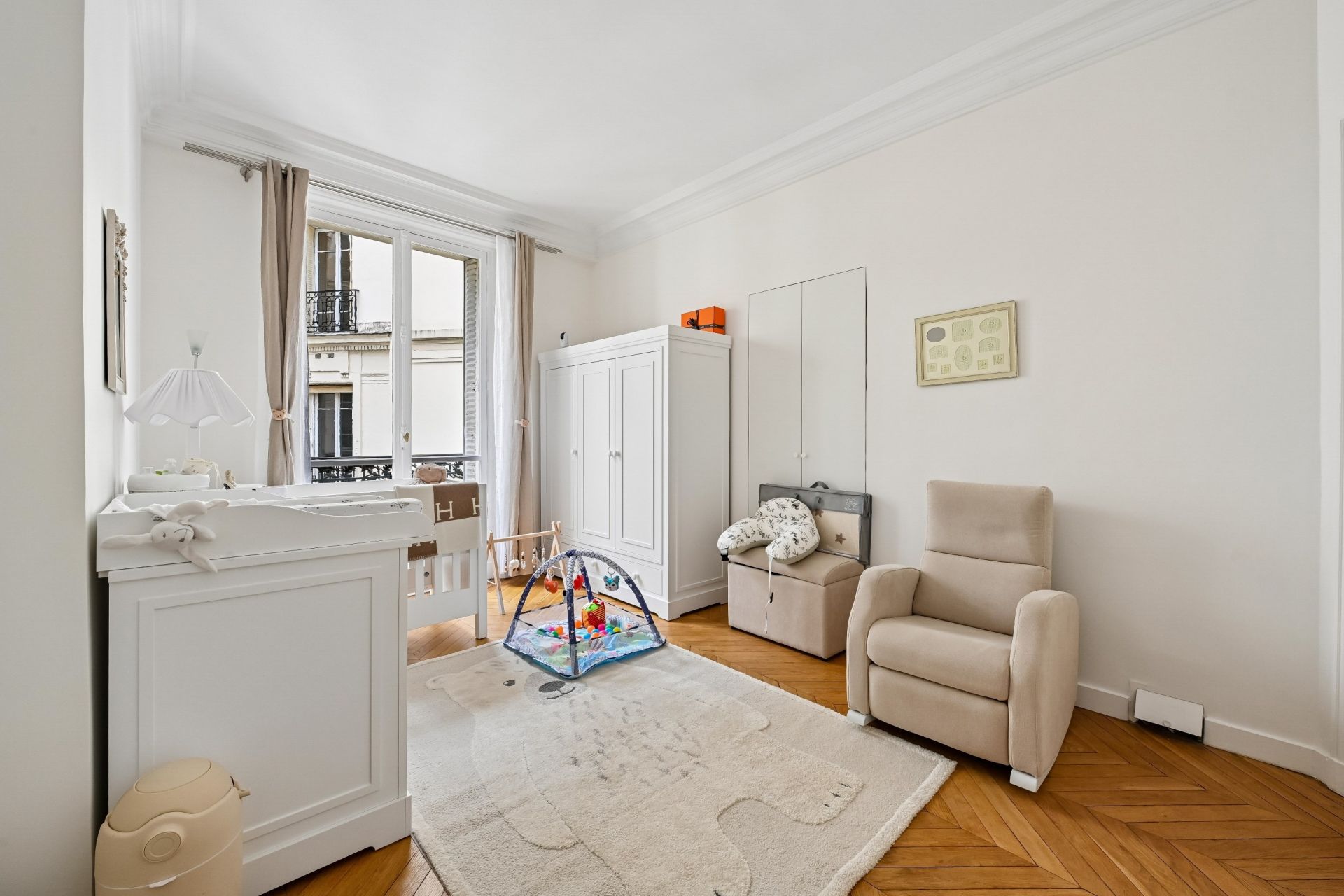 luxury apartment 7 Rooms for sale on PARIS (75116)