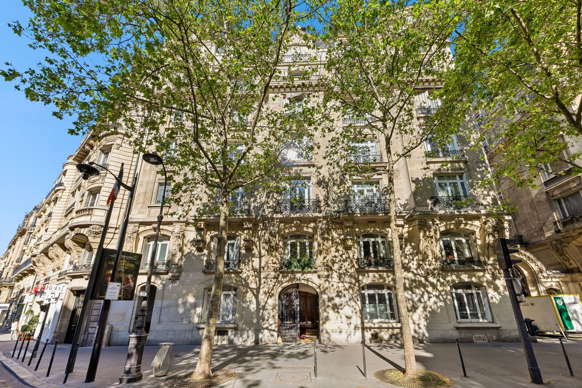 luxury apartment 7 Rooms for sale on PARIS (75017)
