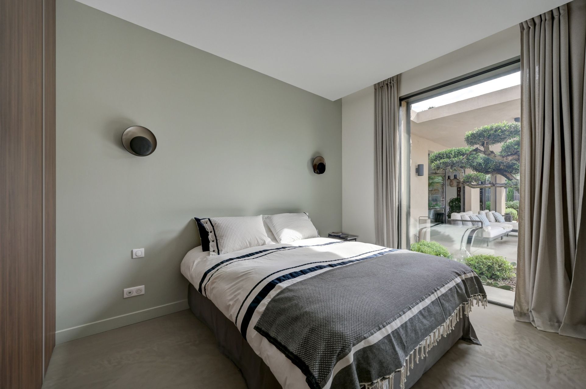 luxury house 6 Rooms for sale on AIX EN PROVENCE (13100)
