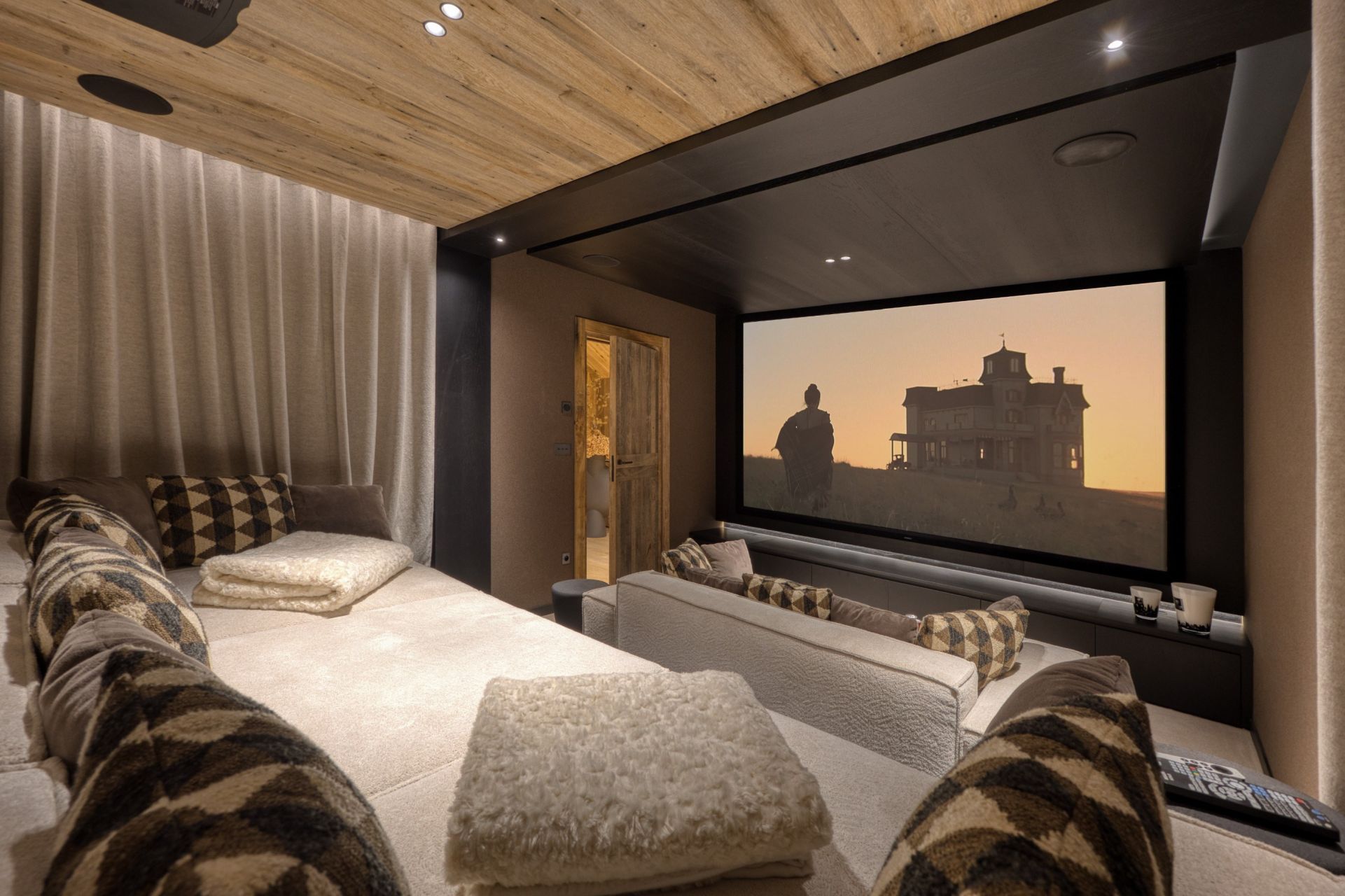 luxury chalet 11 Rooms for seasonal rent on MEGEVE (74120)