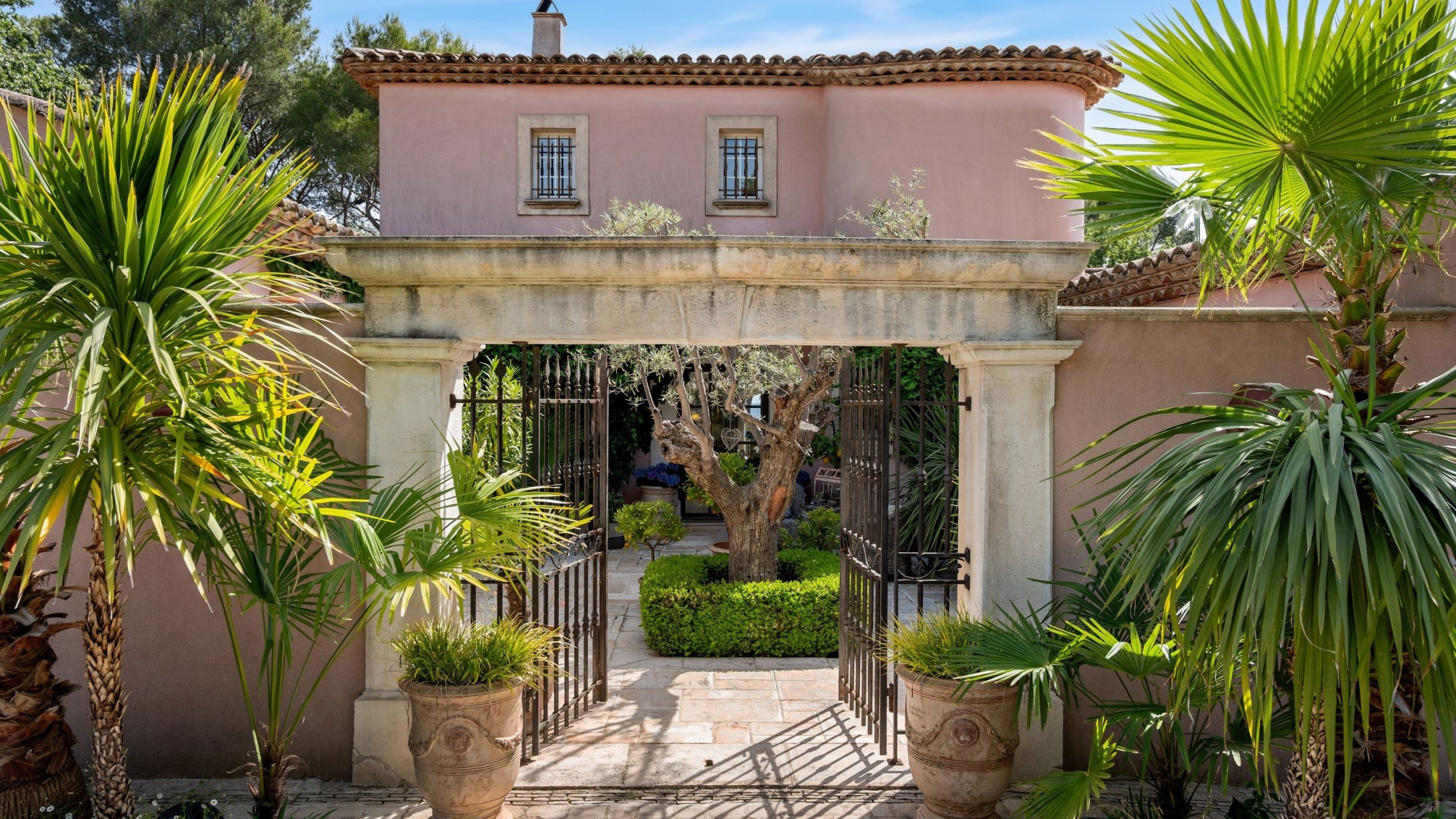 luxury provencale house 7 Rooms for sale on DRAGUIGNAN (83300)