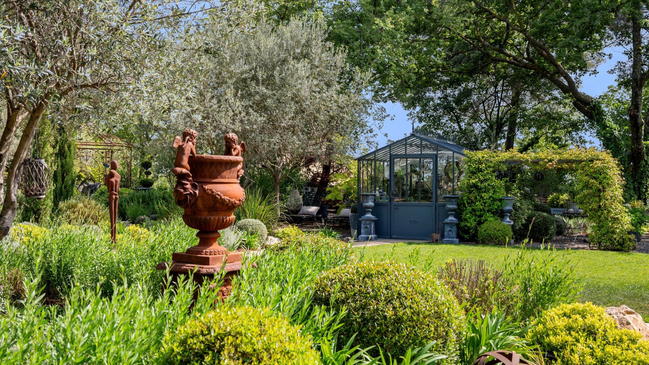 luxury provencale house 7 Rooms for sale on DRAGUIGNAN (83300)