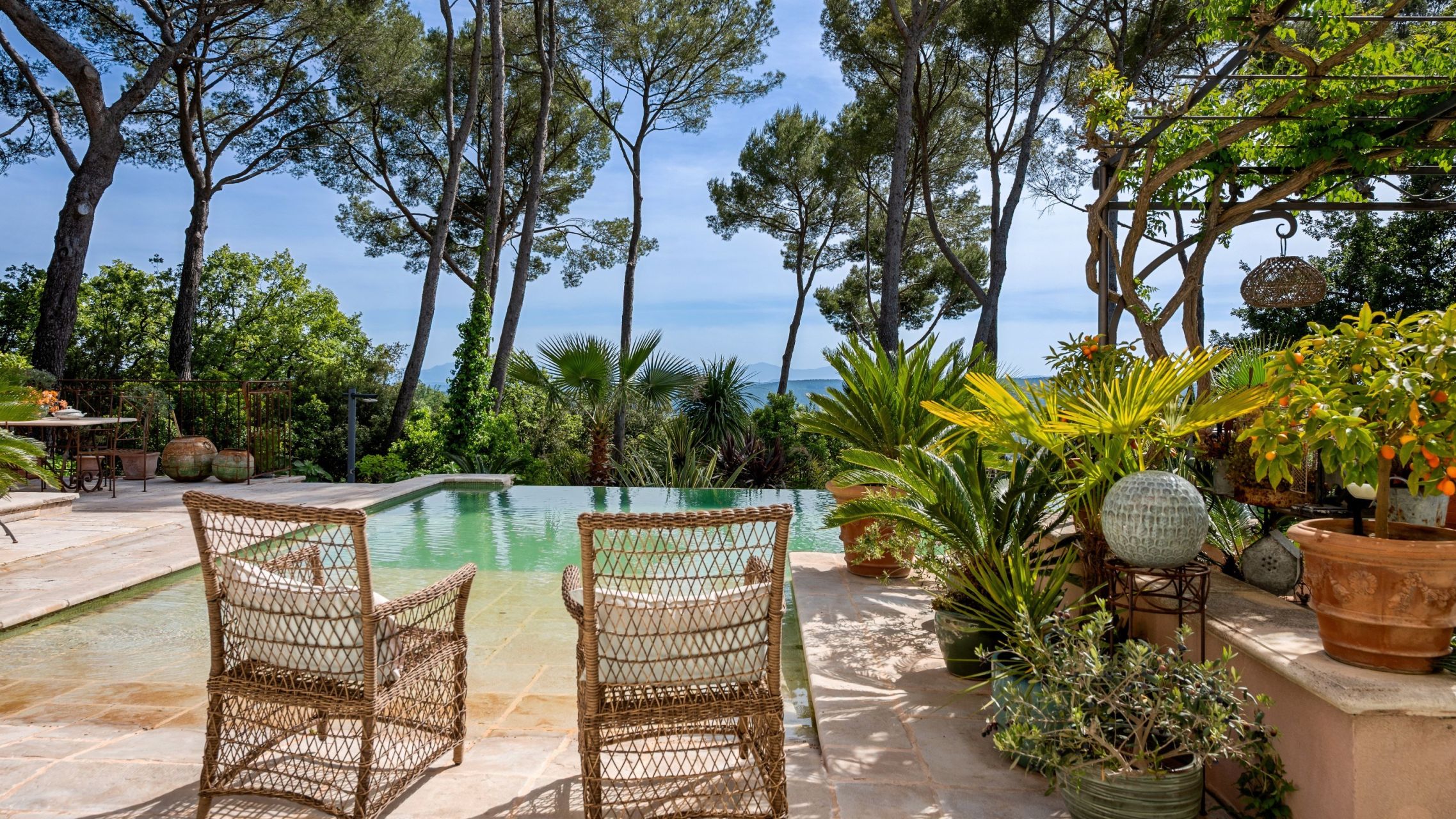 luxury provencale house 7 Rooms for sale on DRAGUIGNAN (83300)