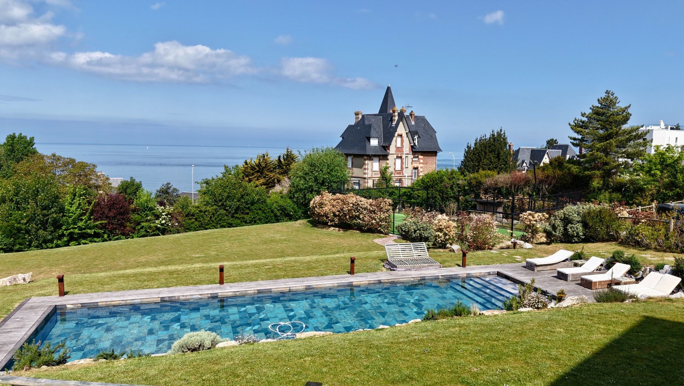 luxury house 8 Rooms for seasonal rent on BENERVILLE SUR MER (14910)