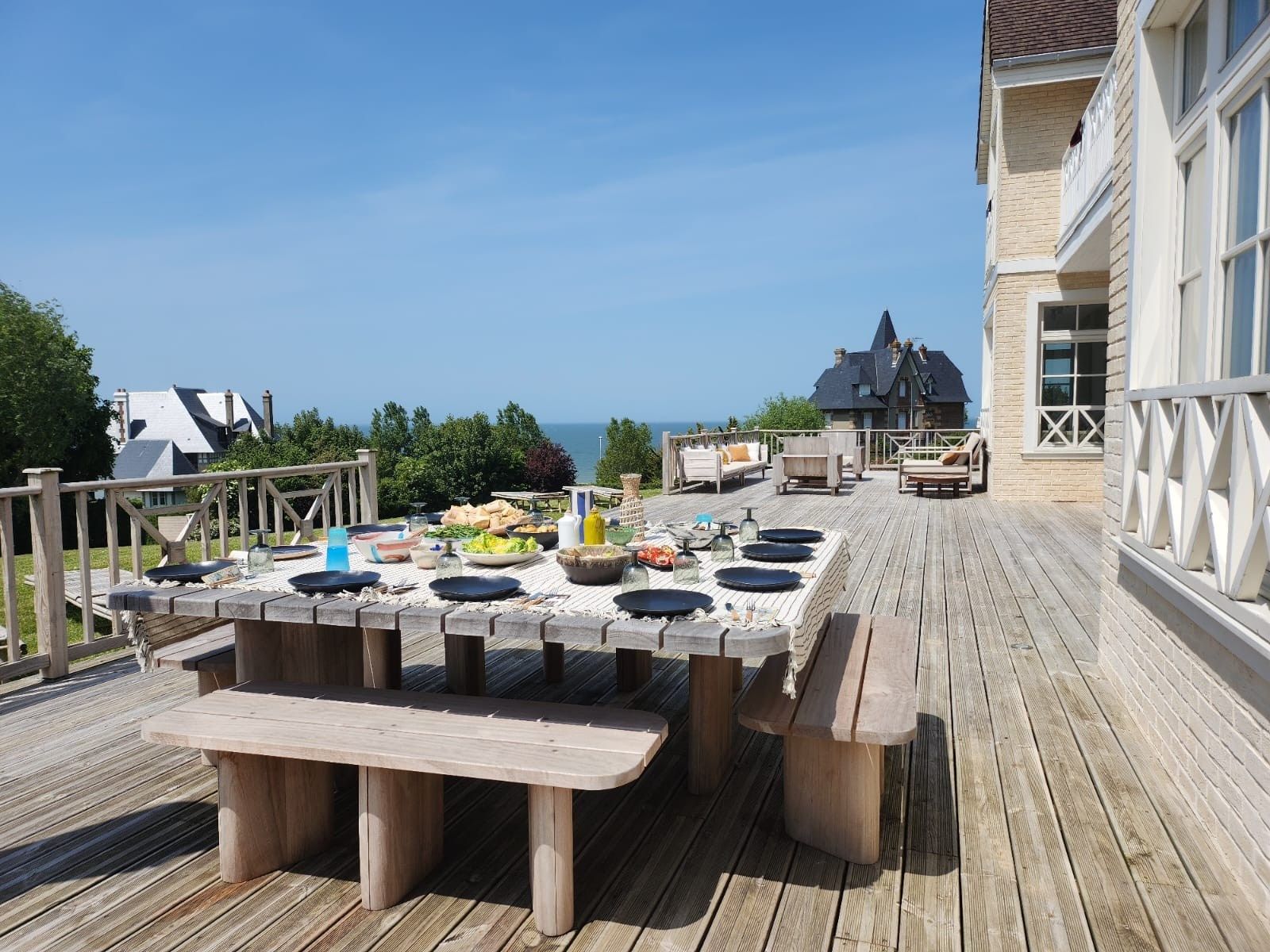 luxury house 8 Rooms for seasonal rent on BENERVILLE SUR MER (14910)