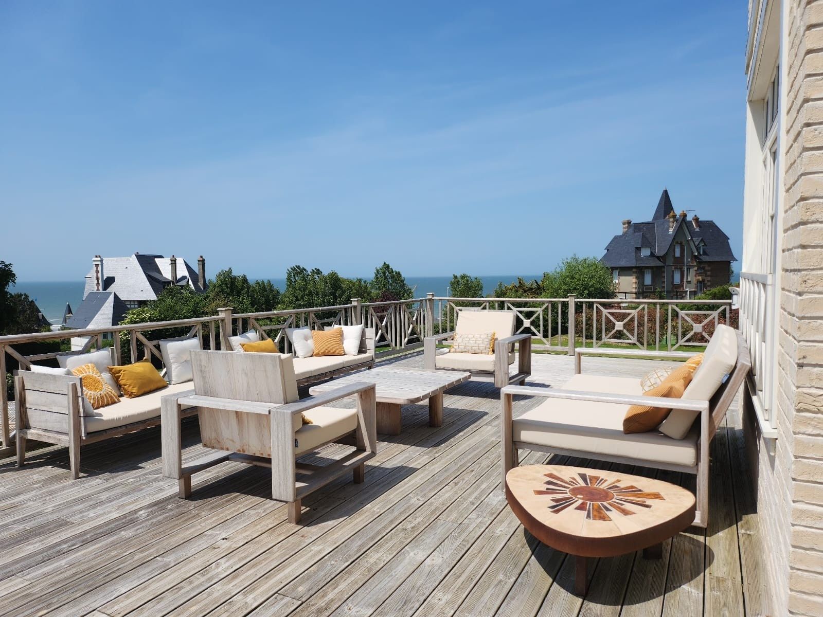 luxury house 8 Rooms for seasonal rent on BENERVILLE SUR MER (14910)