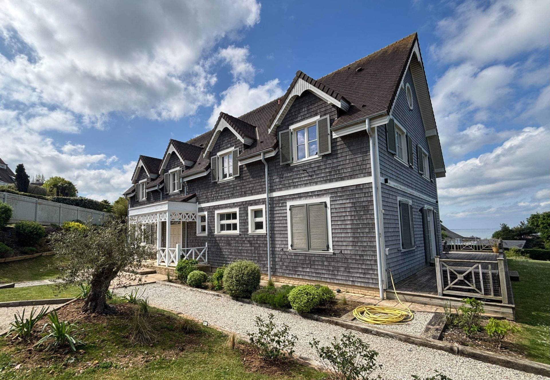luxury house 8 Rooms for seasonal rent on BENERVILLE SUR MER (14910)