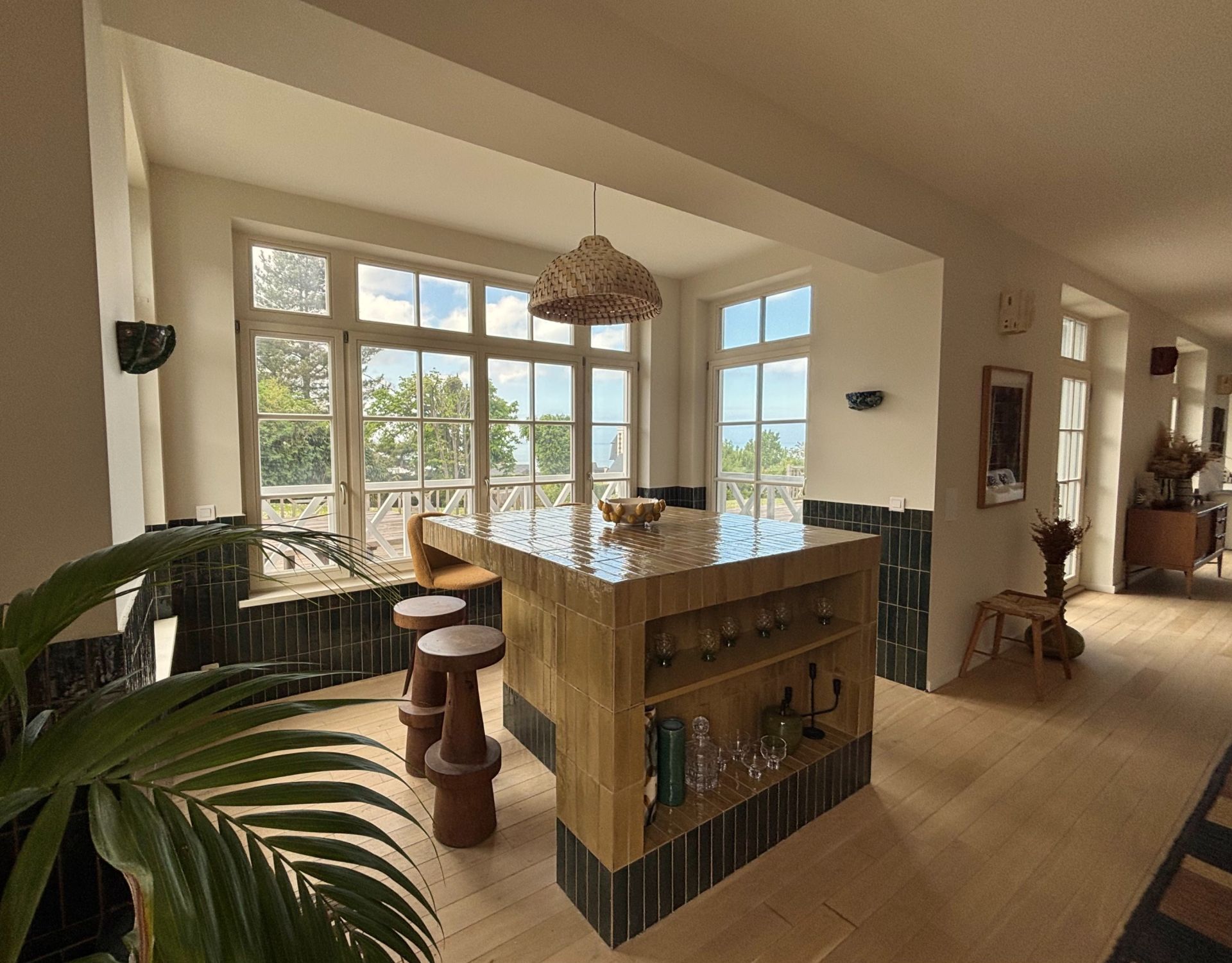 luxury house 8 Rooms for seasonal rent on BENERVILLE SUR MER (14910)