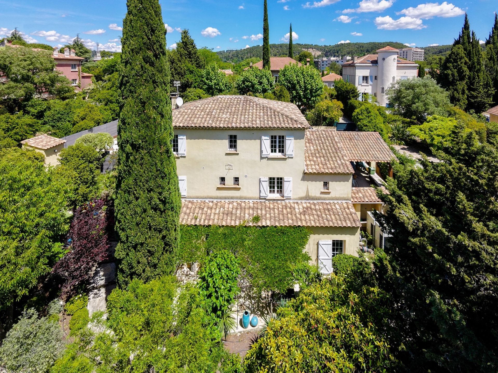 luxury house 9 Rooms for sale on AIX EN PROVENCE (13100)