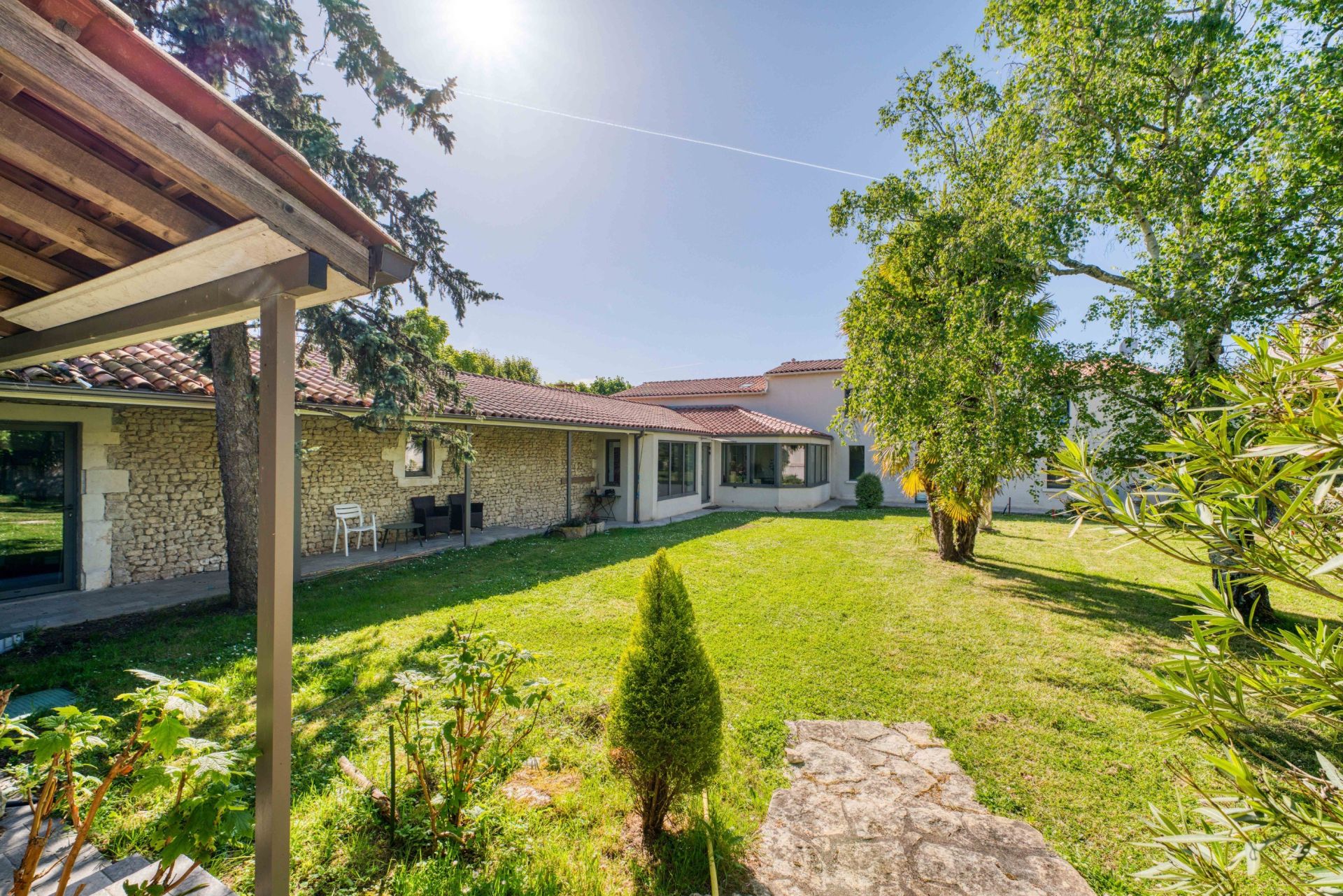 luxury house 8 Rooms for sale on LAGORD (17140)