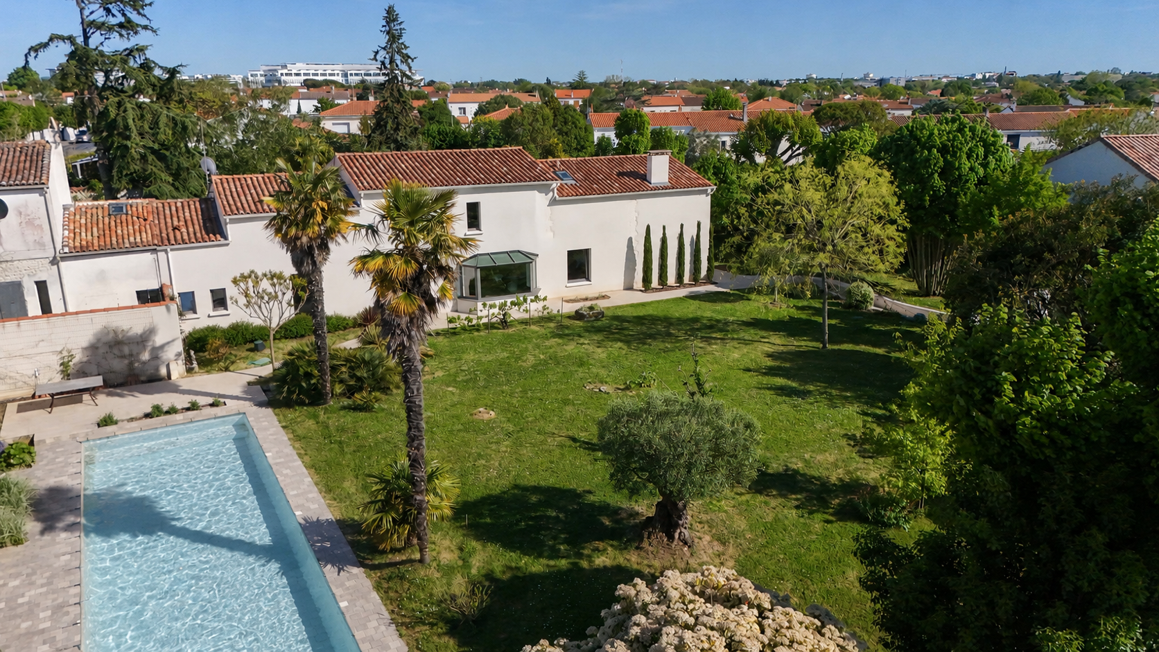 luxury house 8 Rooms for sale on LAGORD (17140)