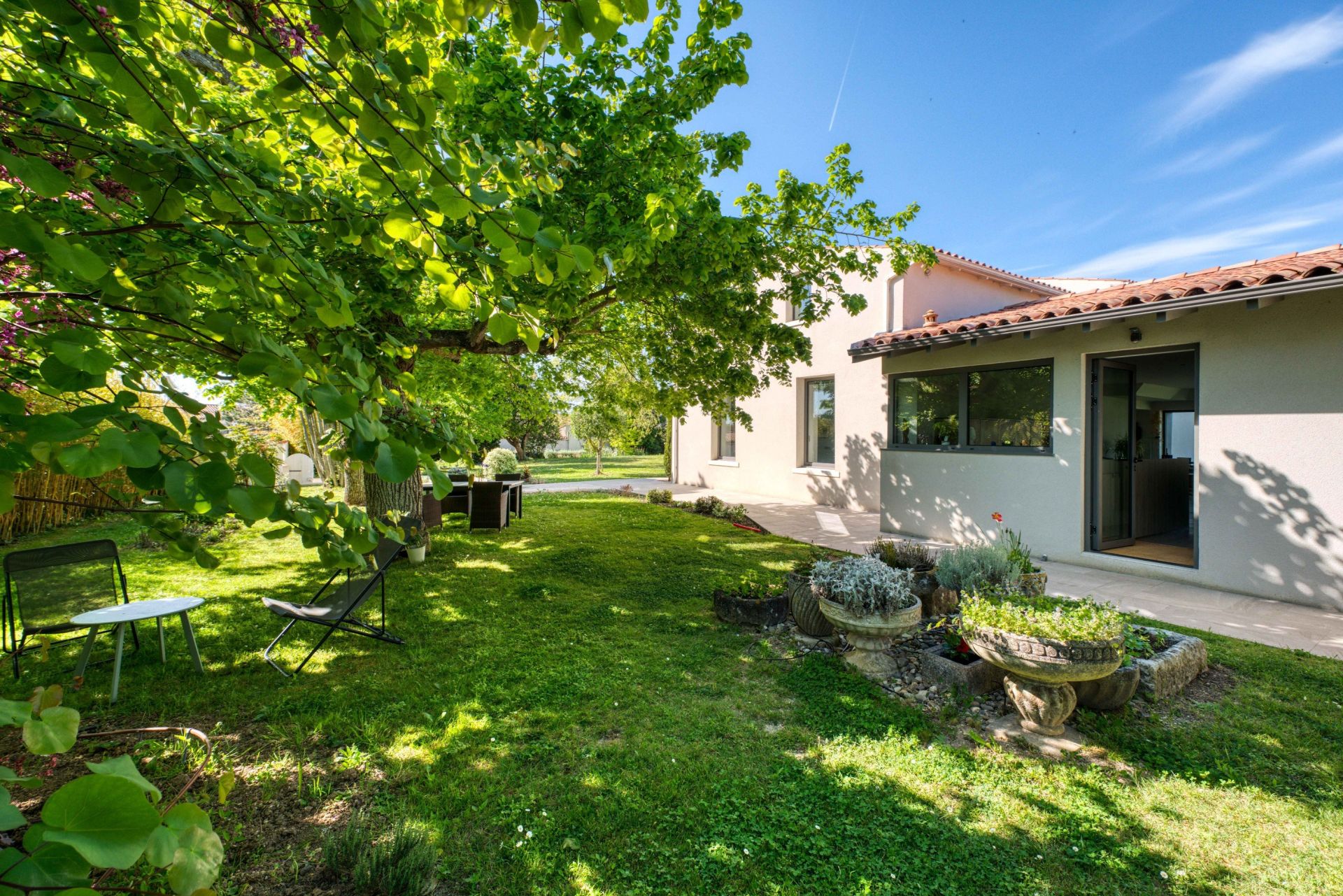 luxury house 8 Rooms for sale on LAGORD (17140)