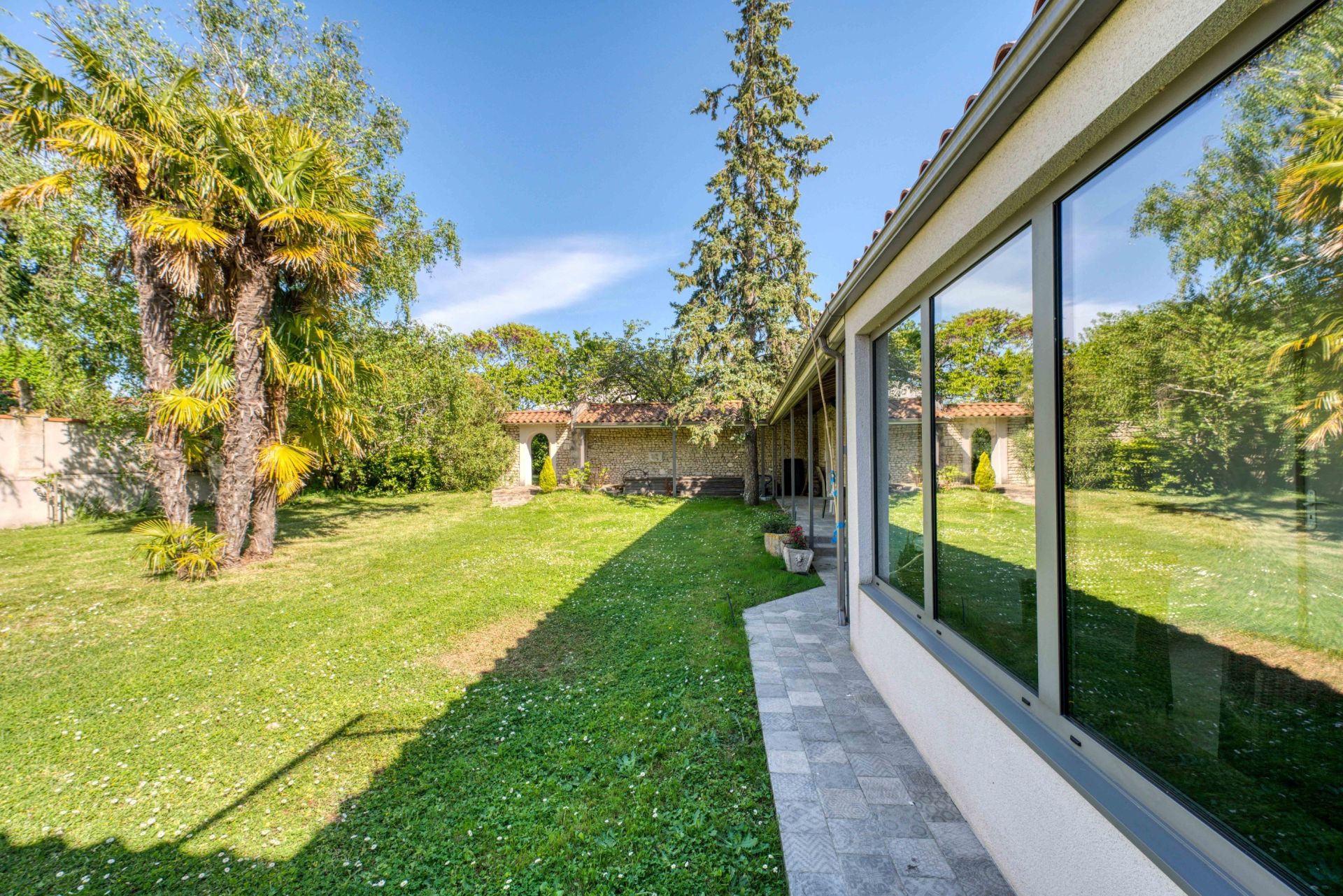 luxury house 8 Rooms for sale on LAGORD (17140)