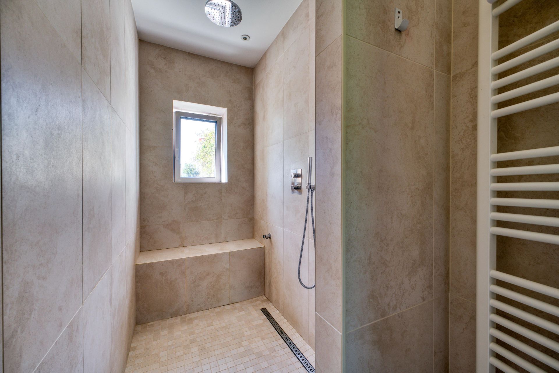 luxury house 8 Rooms for sale on LAGORD (17140)
