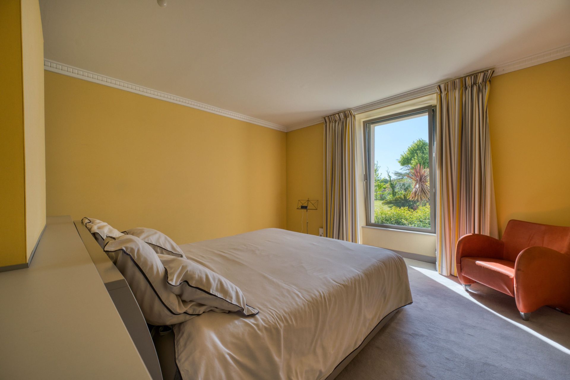 luxury house 8 Rooms for sale on LAGORD (17140)