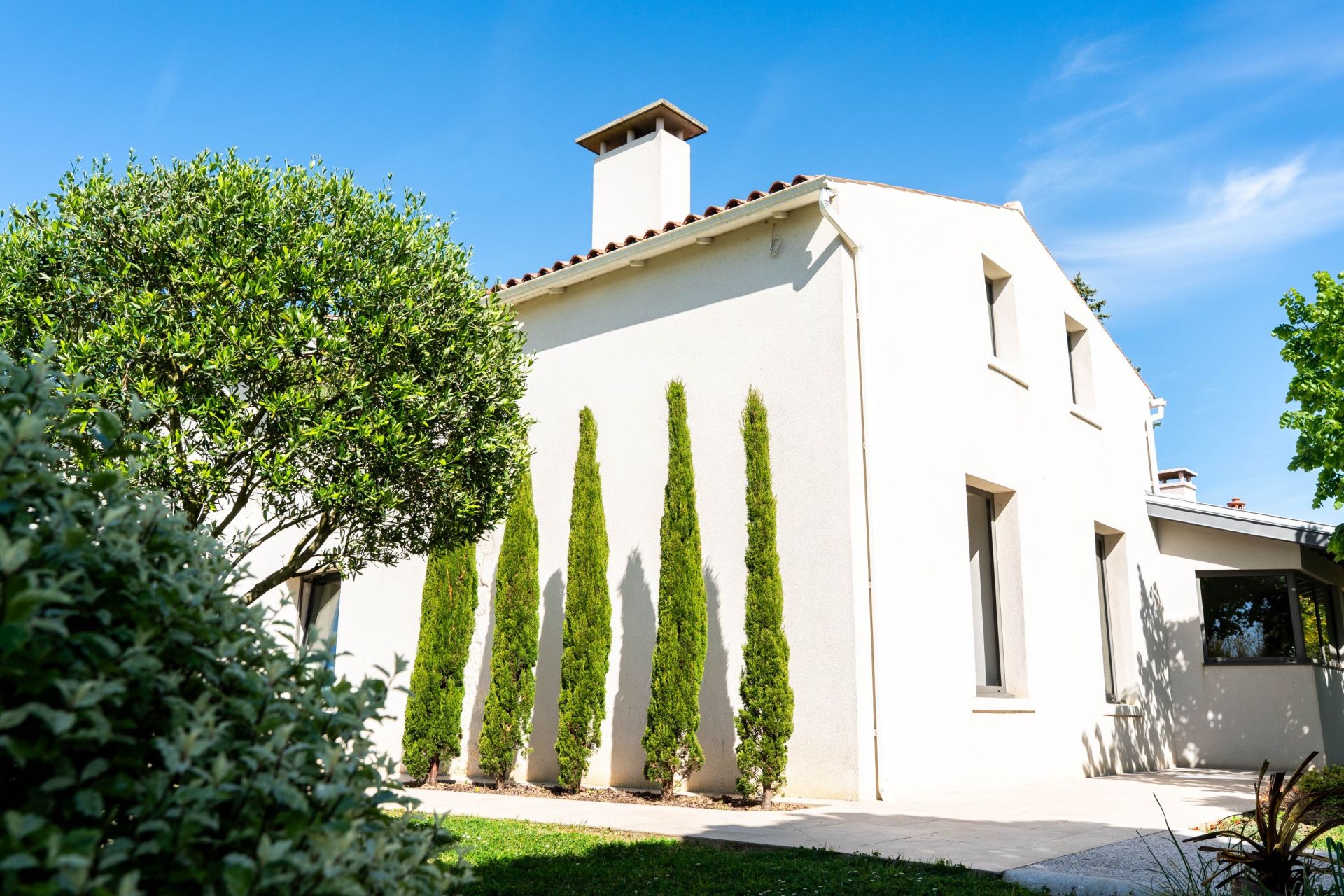 luxury house 8 Rooms for sale on LAGORD (17140)