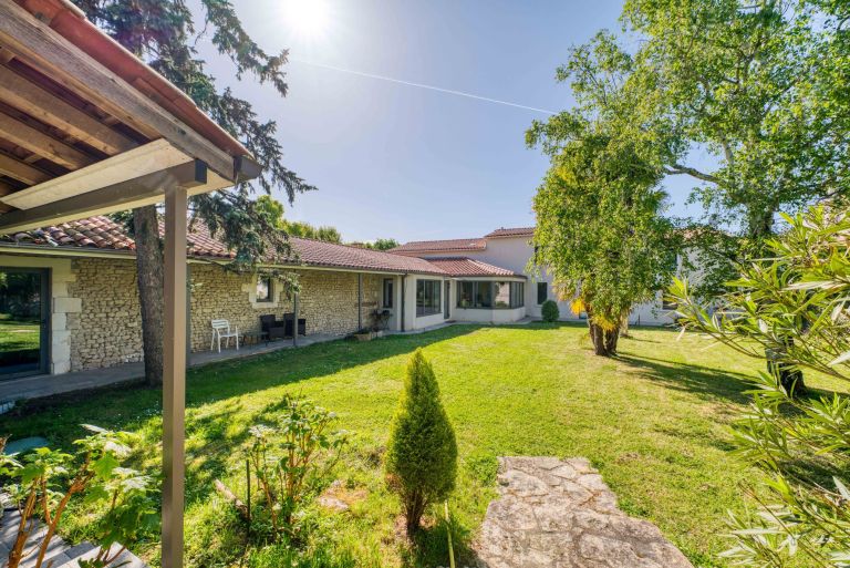 luxury house 8 Rooms for sale on LAGORD (17140)