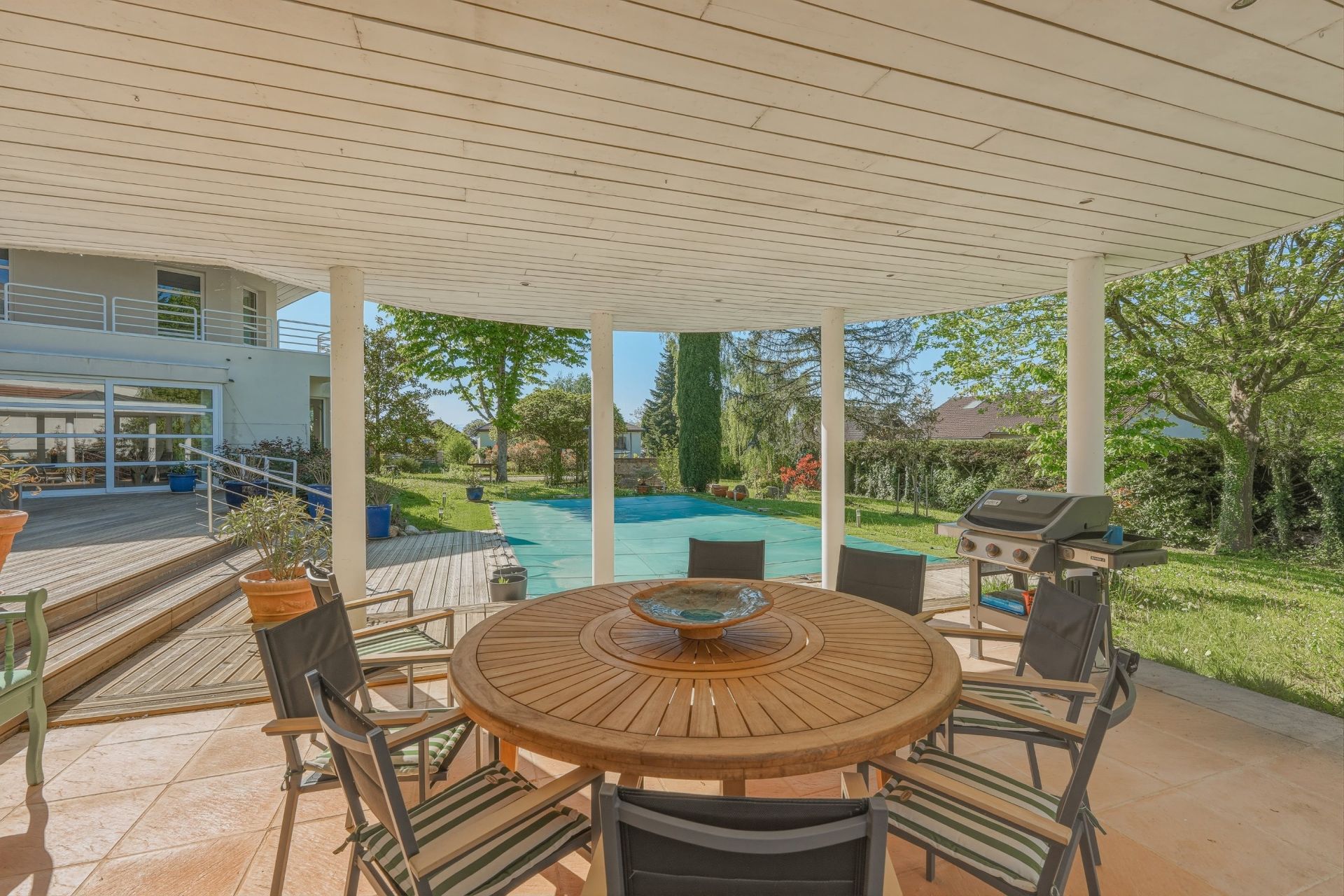 luxury house 8 Rooms for sale on CHEVRY (01170)