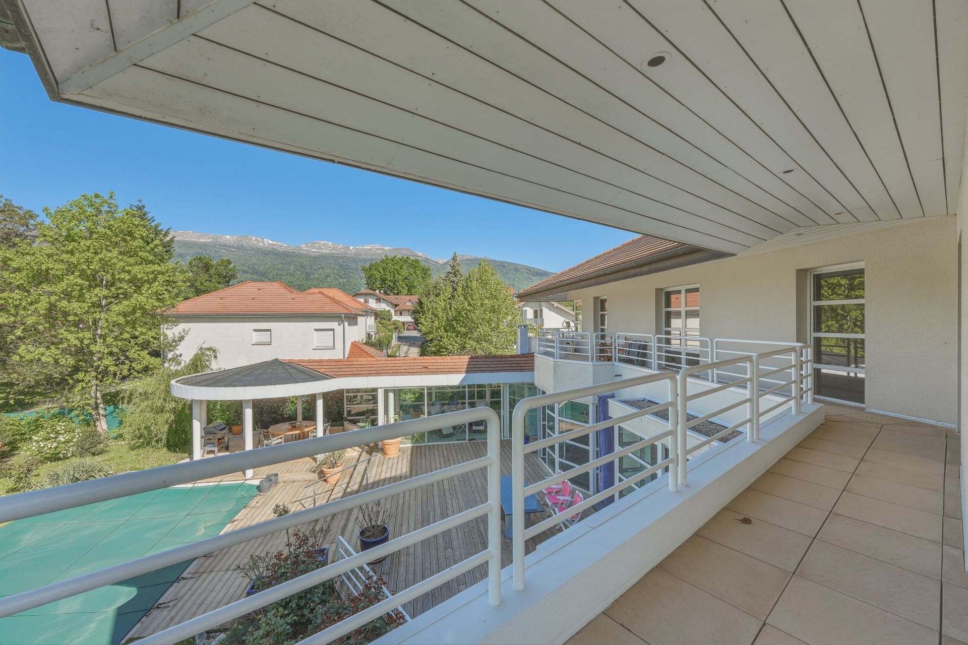 luxury house 8 Rooms for sale on CHEVRY (01170)