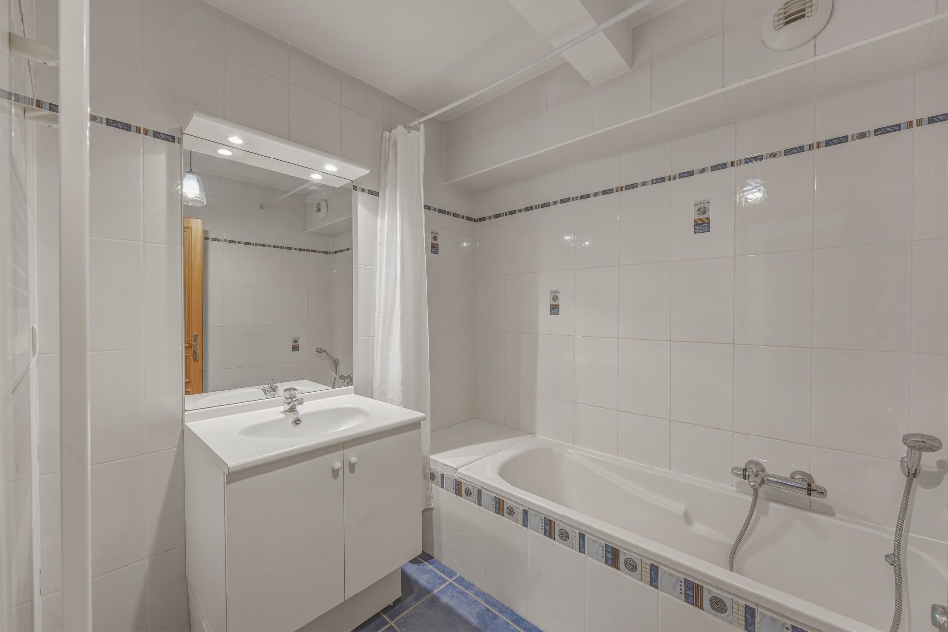 luxury apartment 5 Rooms for sale on EVIAN LES BAINS (74500)