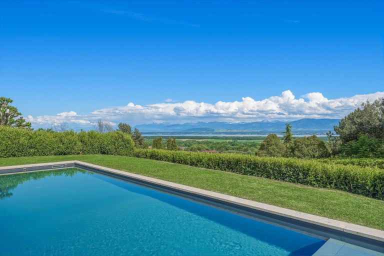 8 pièces 239 m² · à Grilly · 239 m² · 1 650 000 €