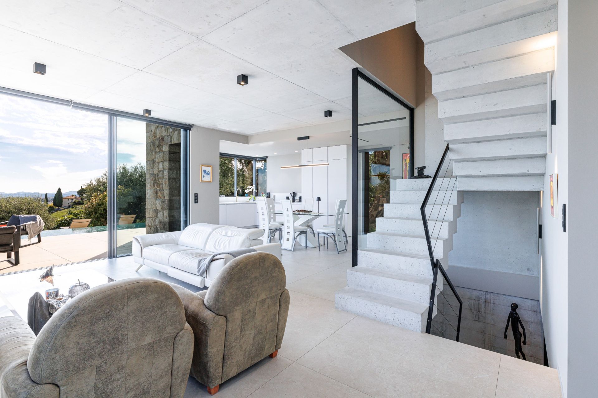 luxury villa 6 Rooms for sale on NICE (06000)