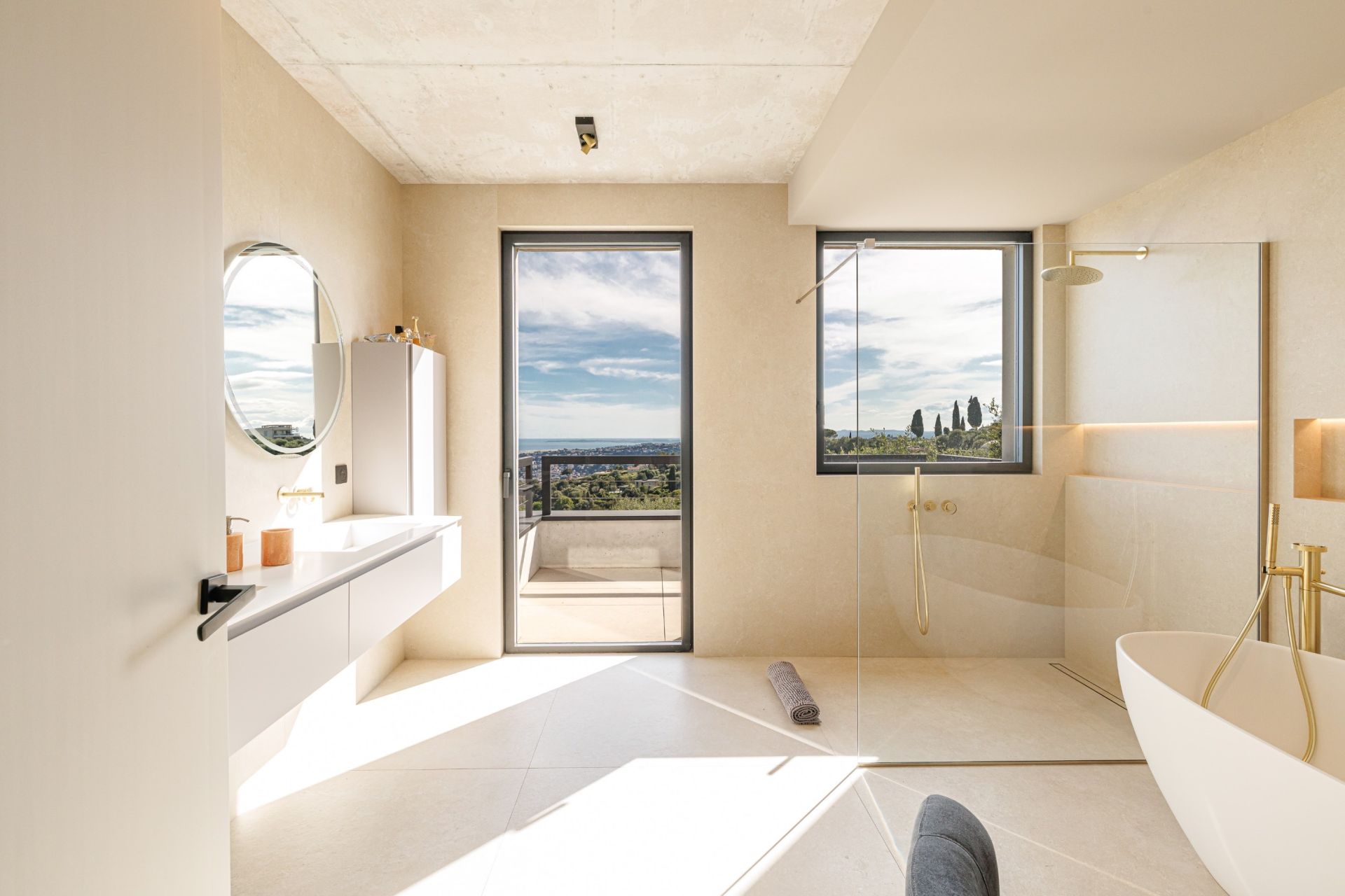 luxury villa 6 Rooms for sale on NICE (06000)
