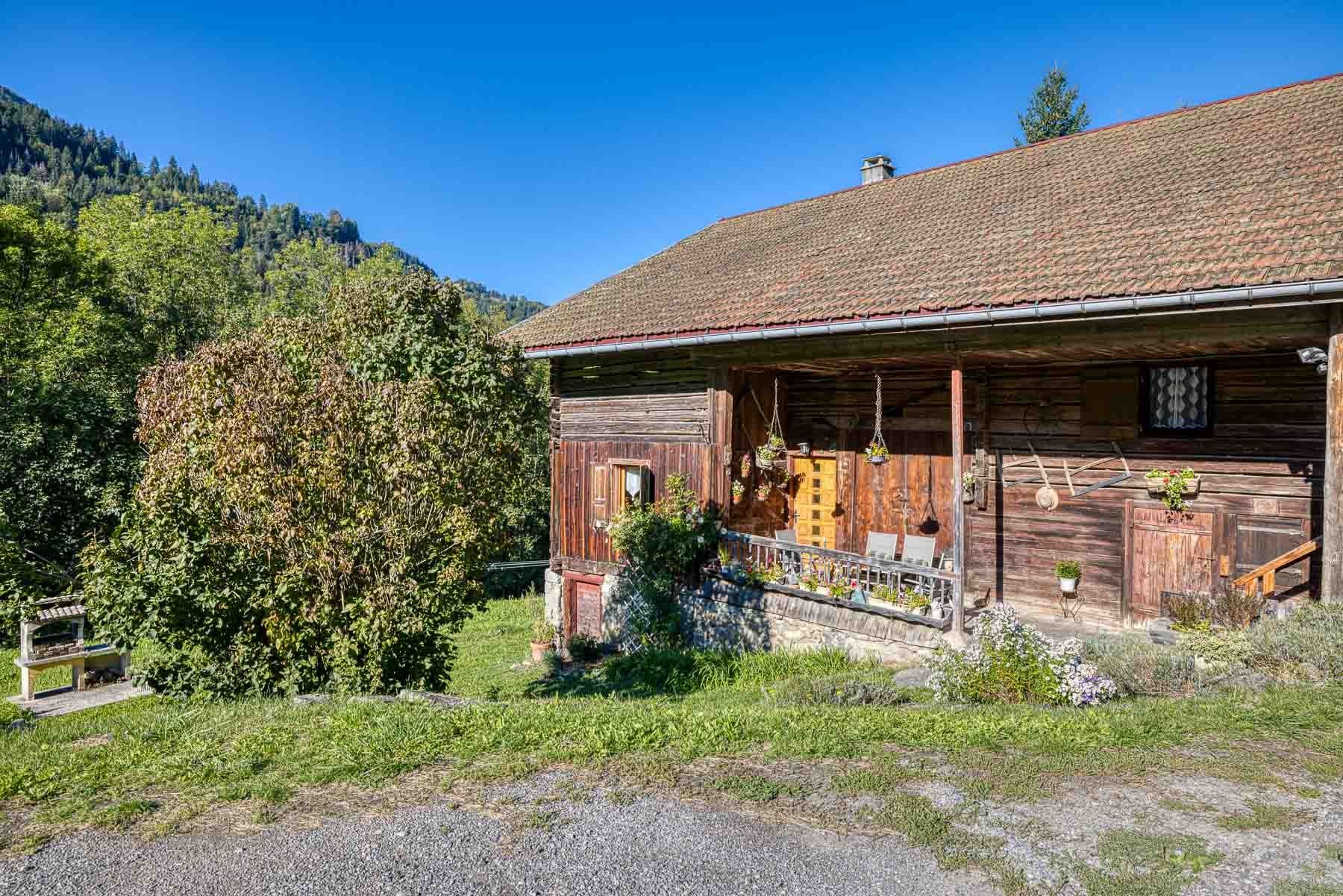 luxury chalet 4 Rooms for sale on MANIGOD (74230)