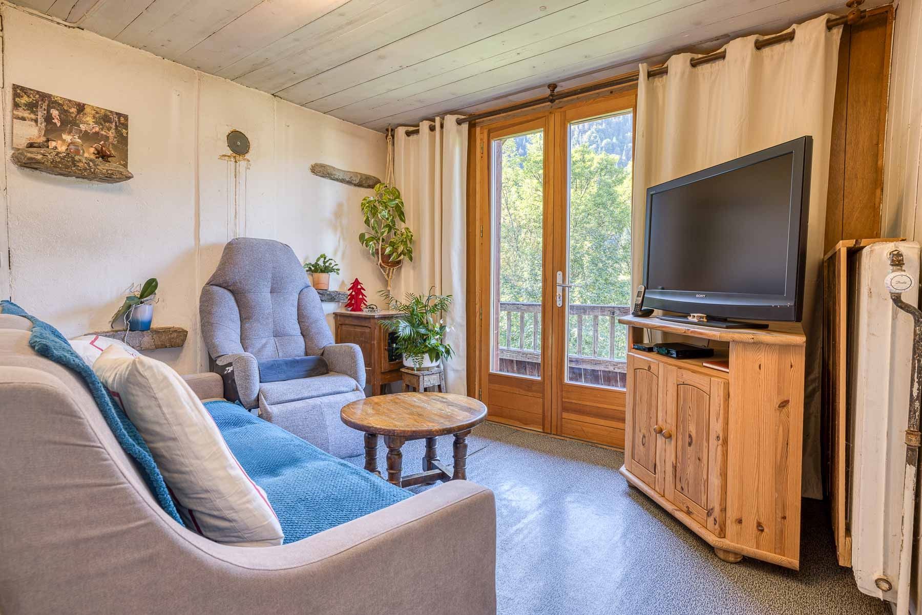 luxury chalet 4 Rooms for sale on MANIGOD (74230)
