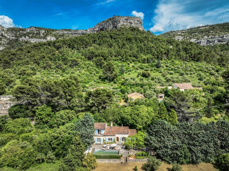 maison de luxe 6 Pièces en vente sur FONTAINE DE VAUCLUSE (84800)