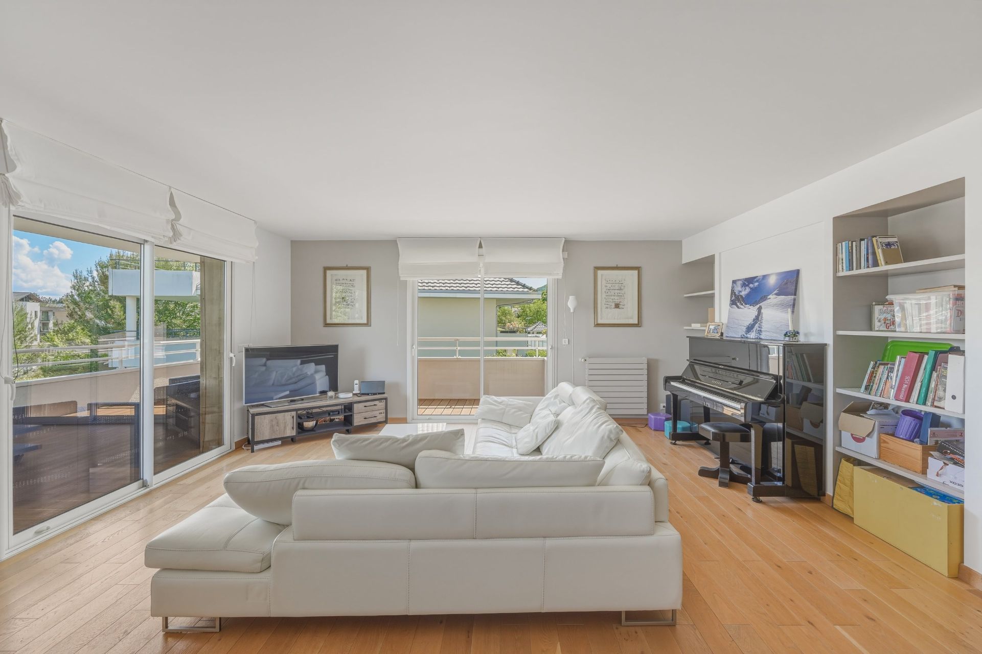 luxury apartment 5 Rooms for sale on DIVONNE LES BAINS (01220)