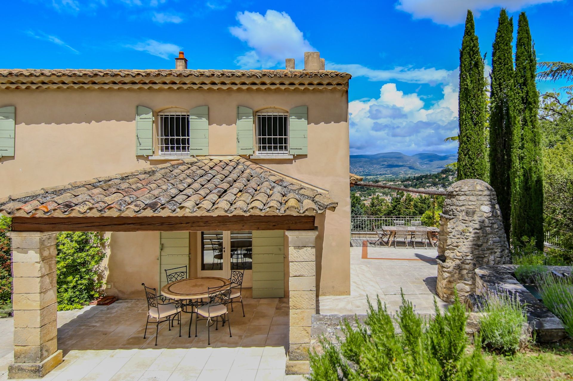 luxury house 10 Rooms for sale on APT (84400)