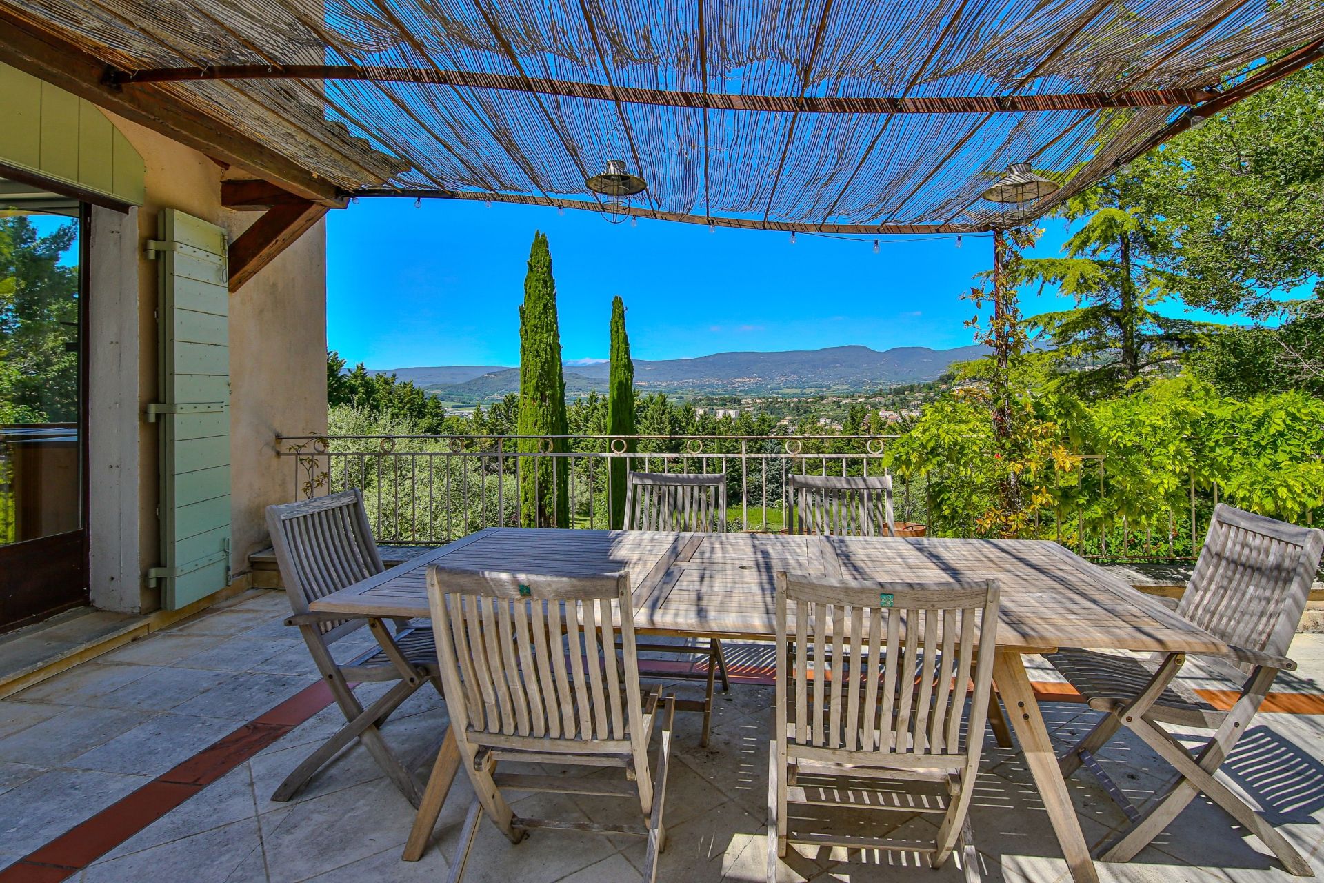 luxury house 10 Rooms for sale on APT (84400)