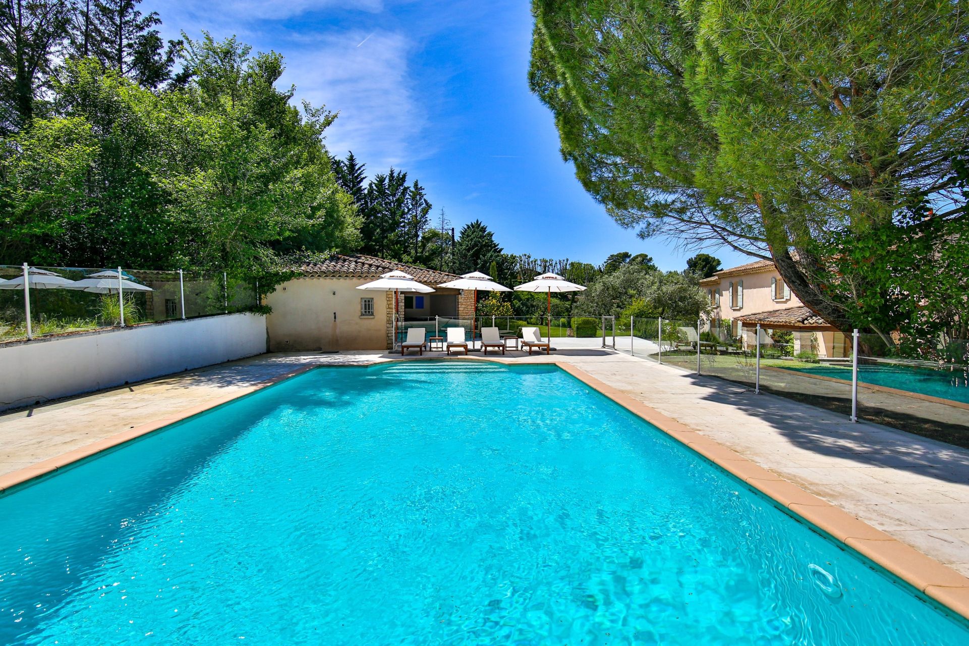 luxury house 10 Rooms for sale on APT (84400)