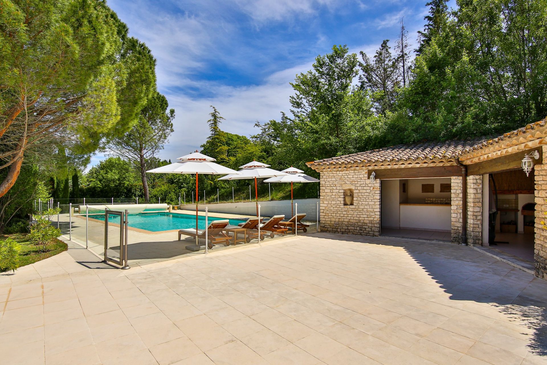 luxury house 10 Rooms for sale on APT (84400)