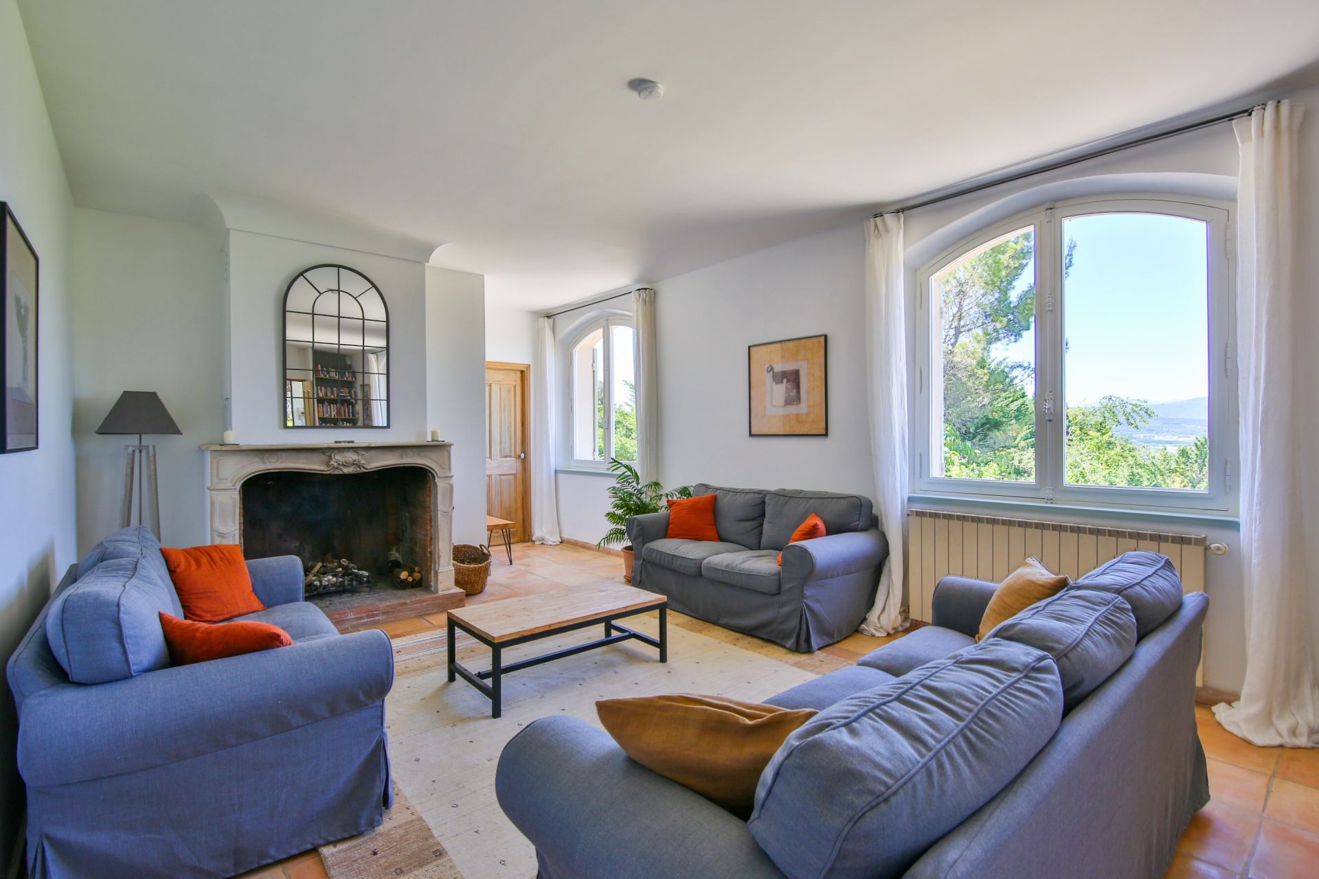 luxury house 10 Rooms for sale on APT (84400)