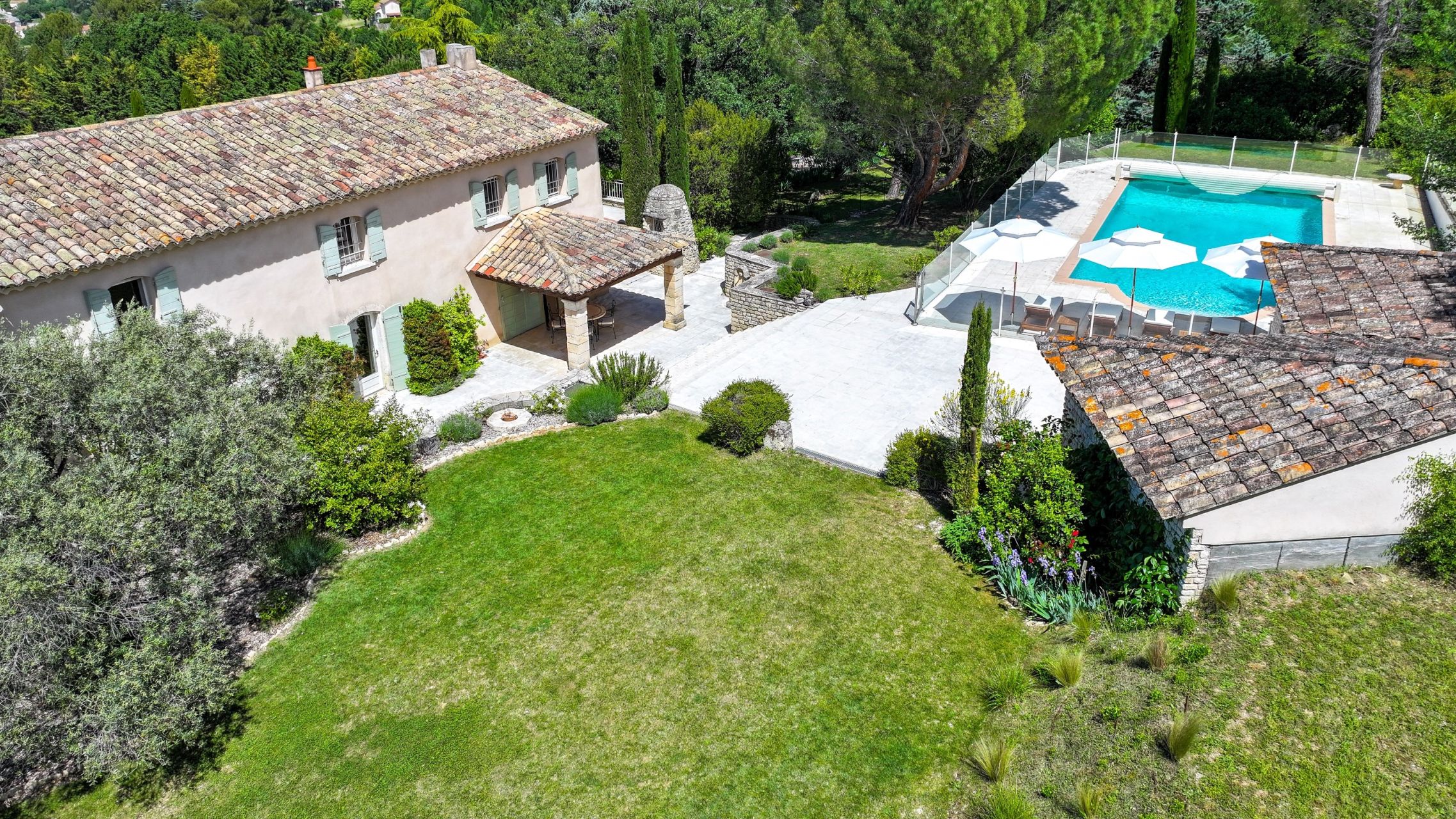 luxury house 10 Rooms for sale on APT (84400)