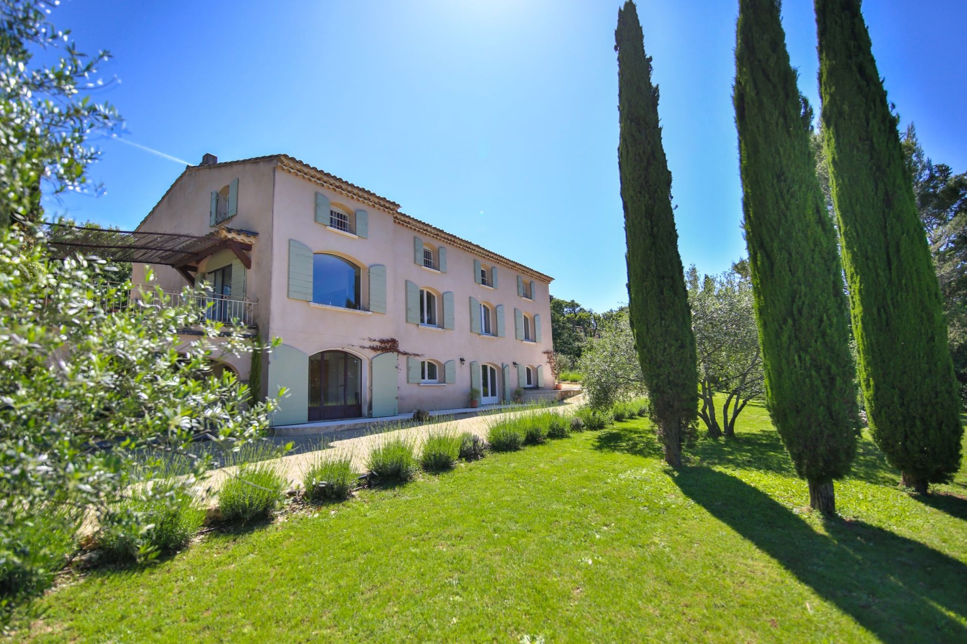 luxury house 10 Rooms for sale on APT (84400)