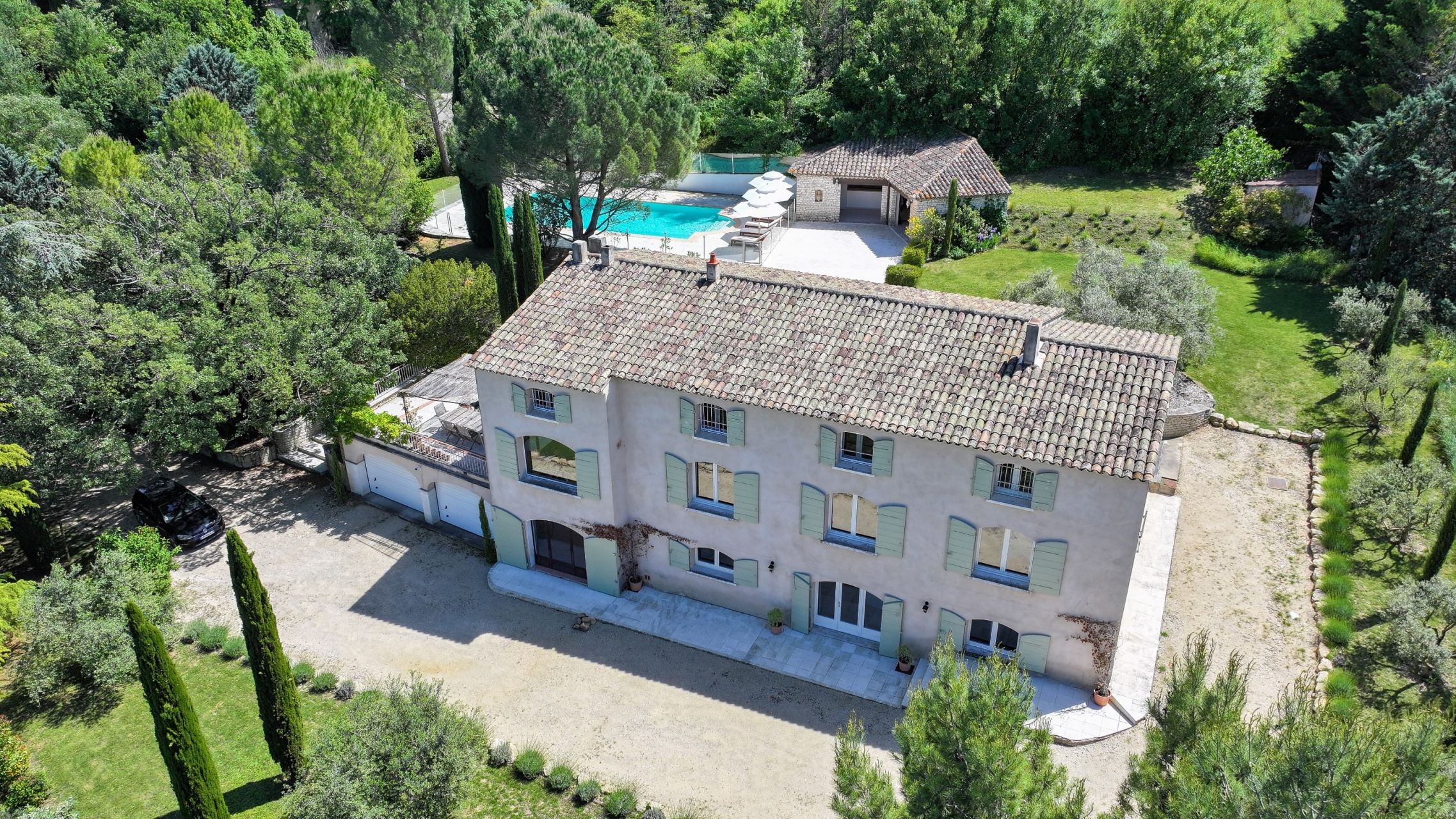 luxury house 10 Rooms for sale on APT (84400)