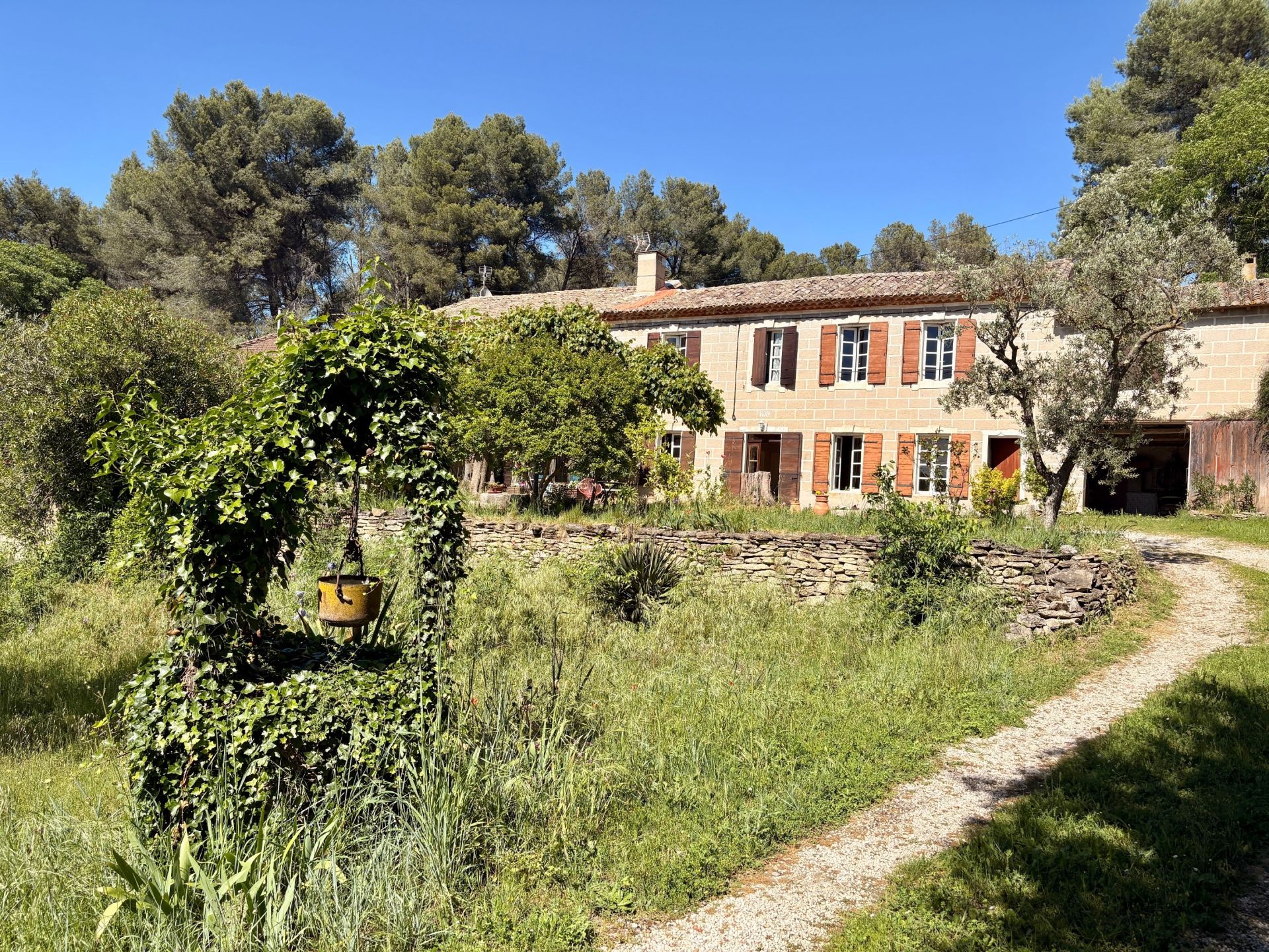 luxury house 8 Rooms for sale on ST ETIENNE DU GRES (13103)
