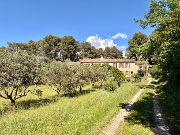 luxury house 8 Rooms for sale on ST ETIENNE DU GRES (13103)
