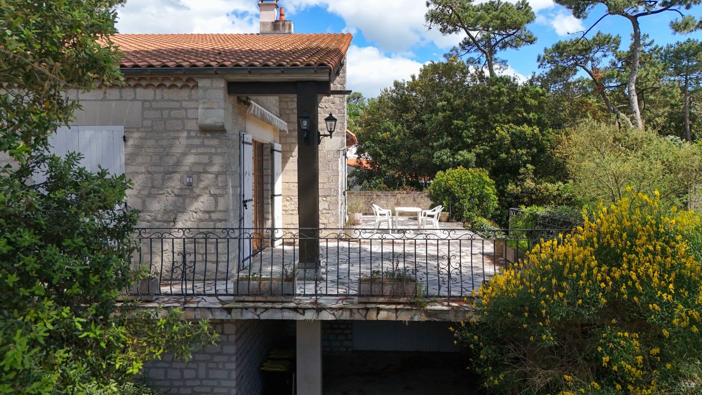 luxury house 6 Rooms for sale on VAUX SUR MER (17640)