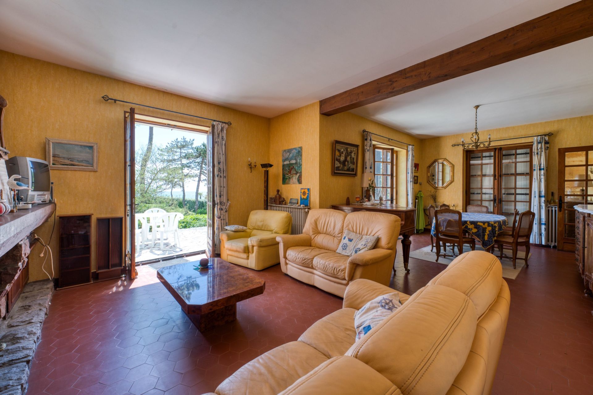 luxury house 6 Rooms for sale on VAUX SUR MER (17640)