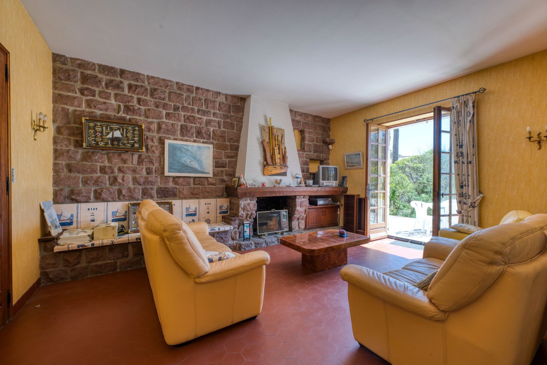 luxury house 6 Rooms for sale on VAUX SUR MER (17640)