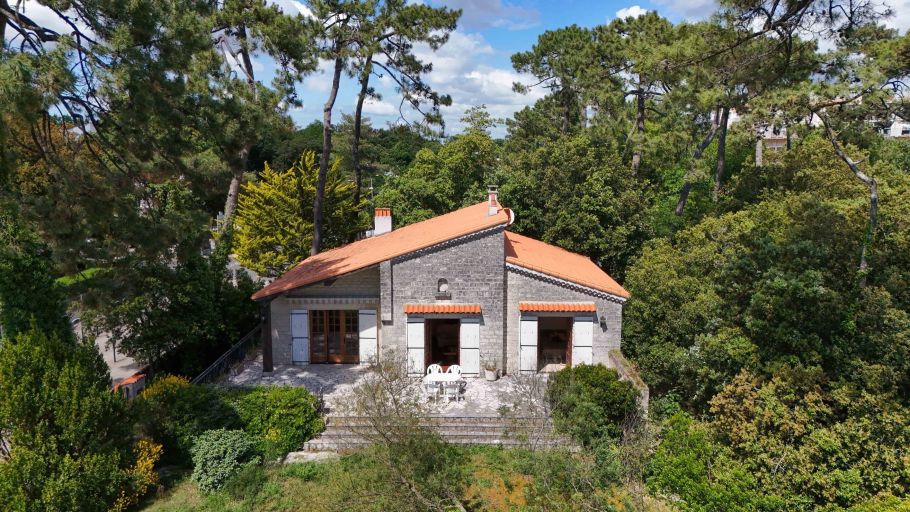 luxury house 6 Rooms for sale on VAUX SUR MER (17640)