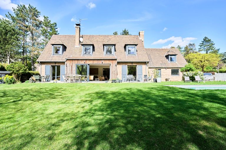 luxury house 8 Rooms for sale on CROIX (59170)