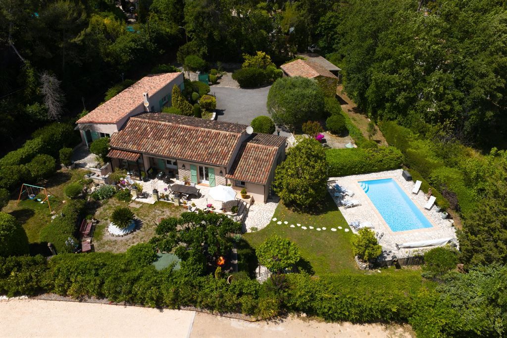 luxury villa 5 Rooms for sale on PEYMEINADE (06530)